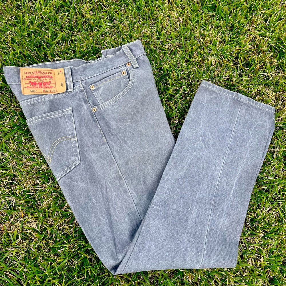 Levi’s men 501 straight leg button fly jeans. (Ash grey)